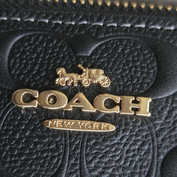 💫 COACH: Boxed Embossed Medium Corner Zip Signature Leather Wristlet - Picture 5 of 7